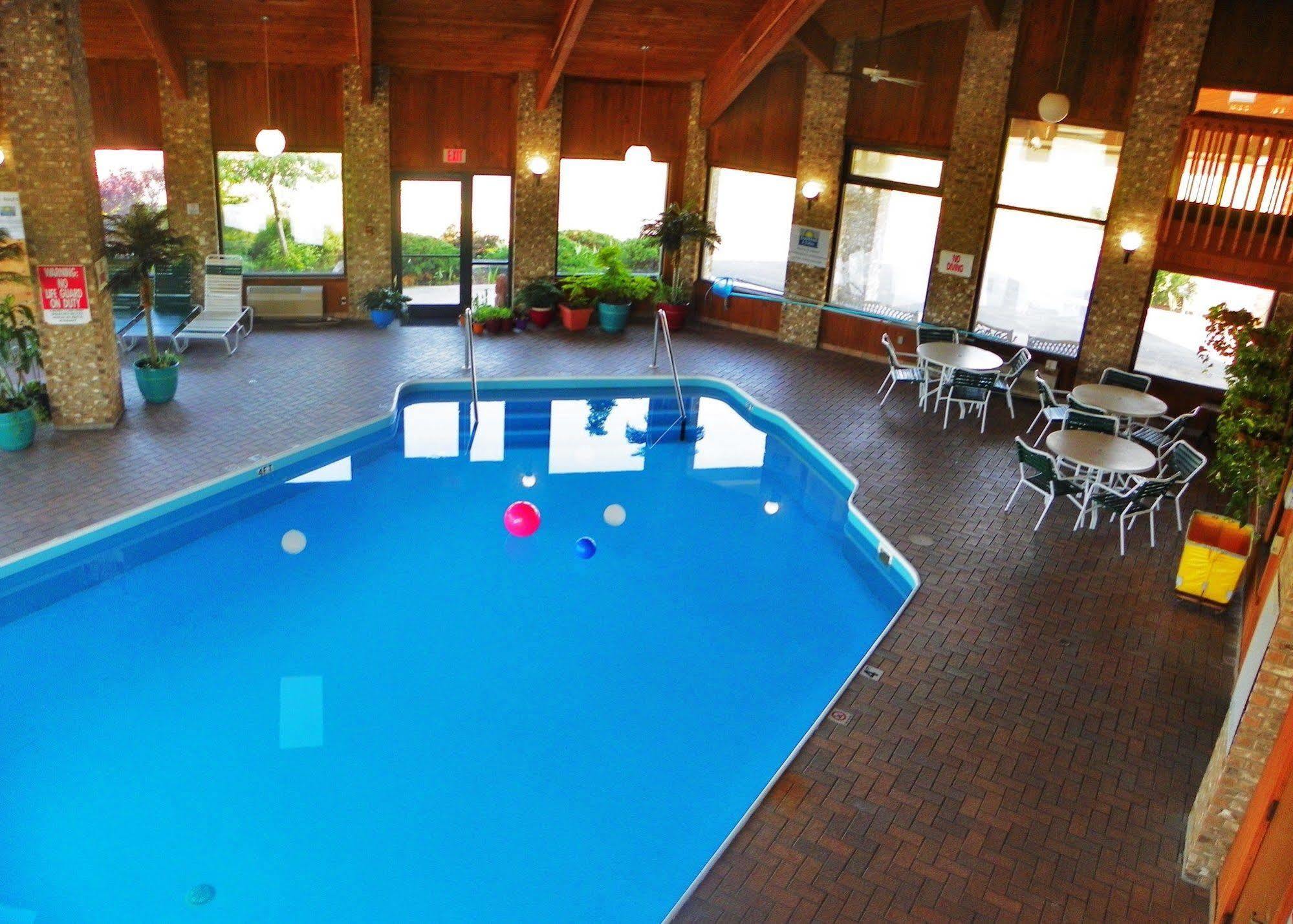 Royalton Inn & Suites Upper Sandusky Ngoại thất bức ảnh